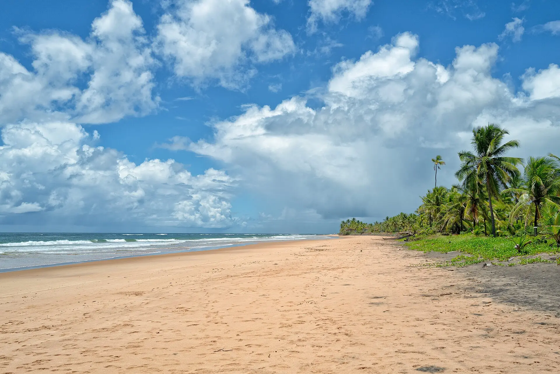Praia da Península de Maraú com céu de nuvens