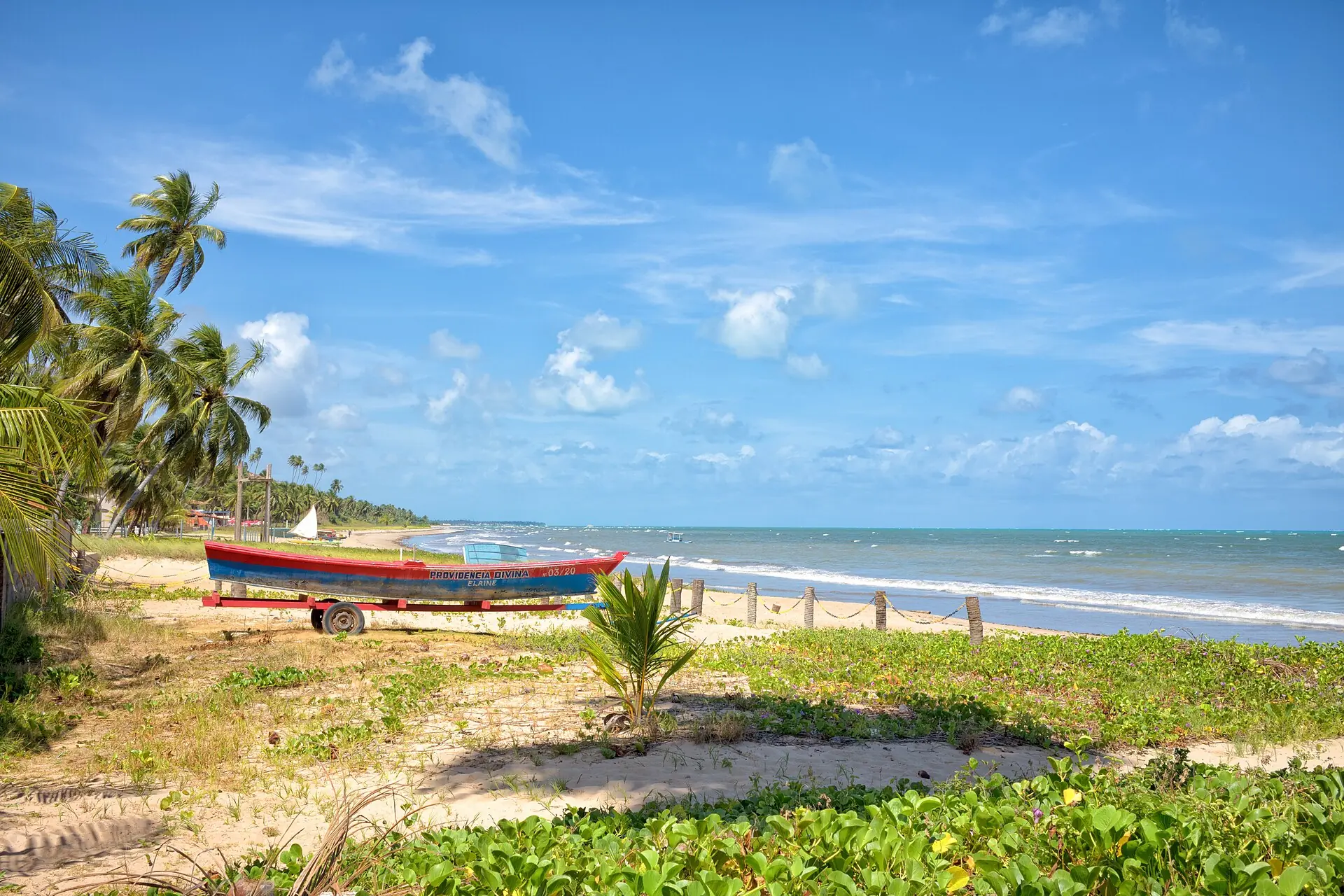 Barco de pesca na areia da praia do Camacho, em Maragogi