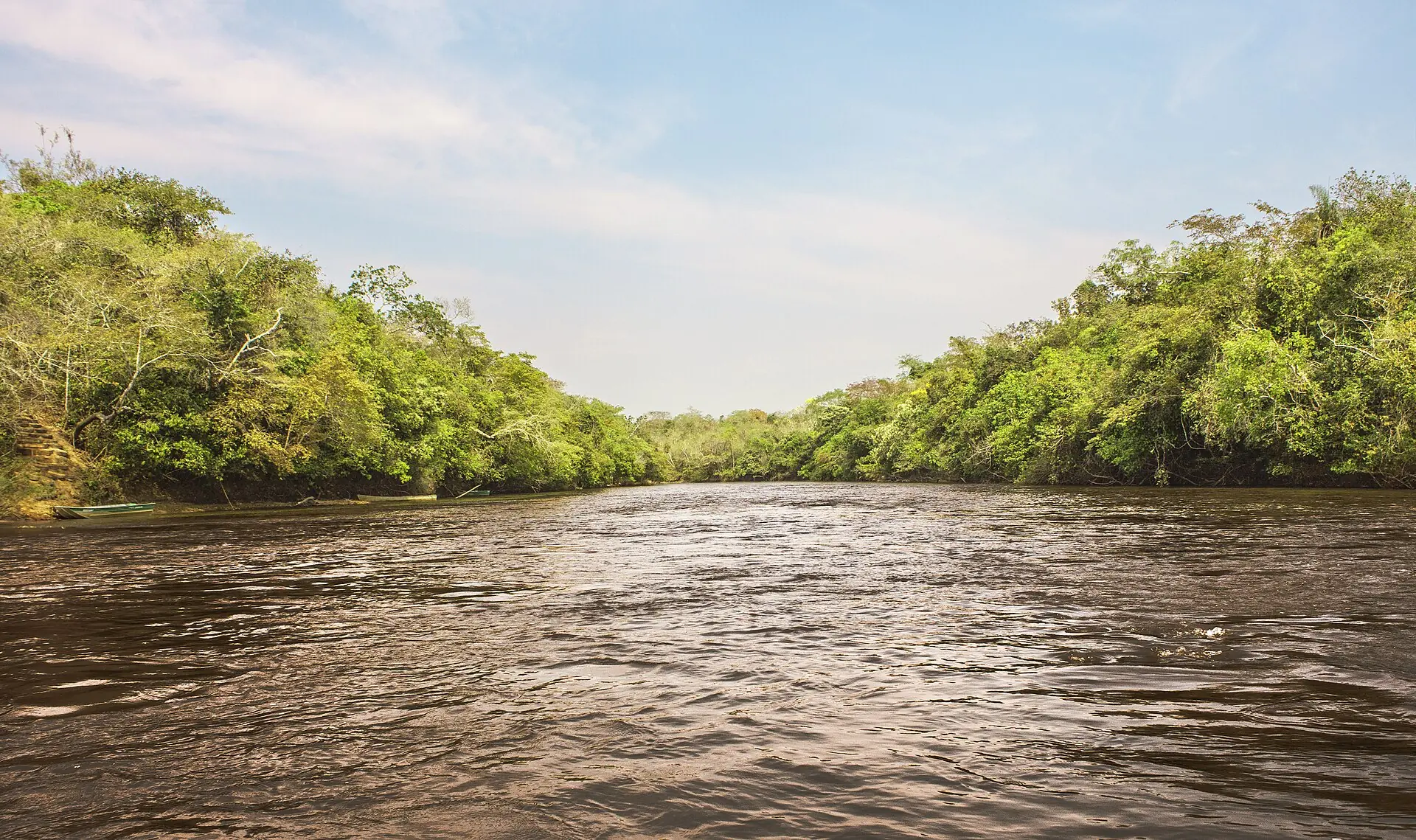 Rio Aquidauana entre mata, em Mato Grosso do Sul