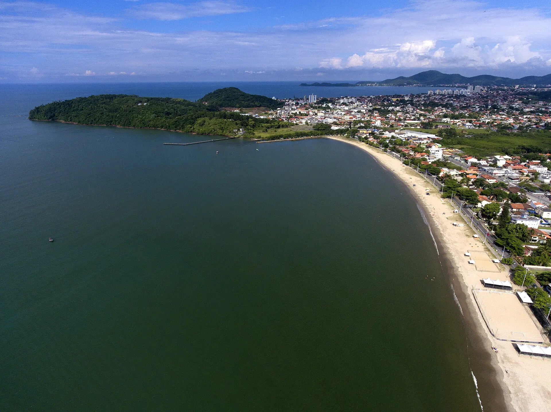 Baía e morro do Pontal em Balneário Piçarras, vistos do alto