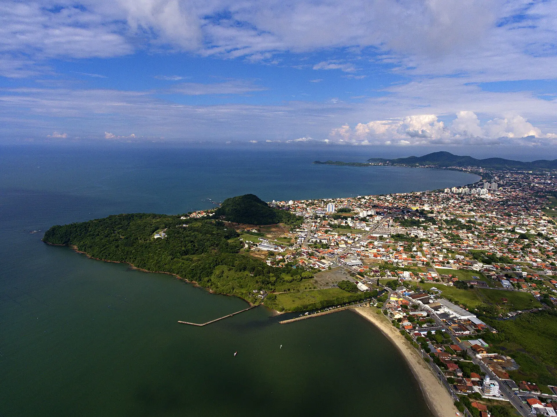 Pontal de Balneário Piçarras e a baía, vistos do alto