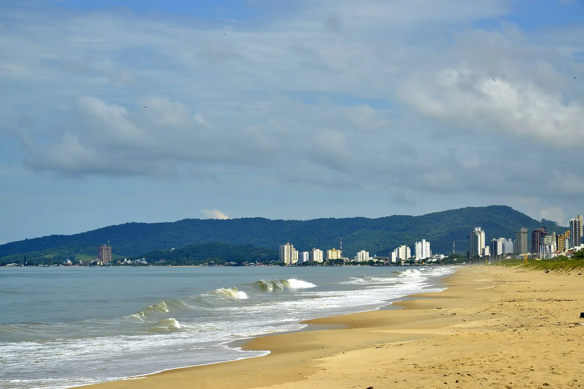 Praia de Piçarras com a serra ao fundo