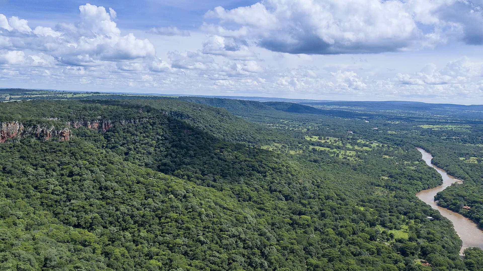 Rio entre paredões da Serra de Maracaju, Mato Grosso do Sul