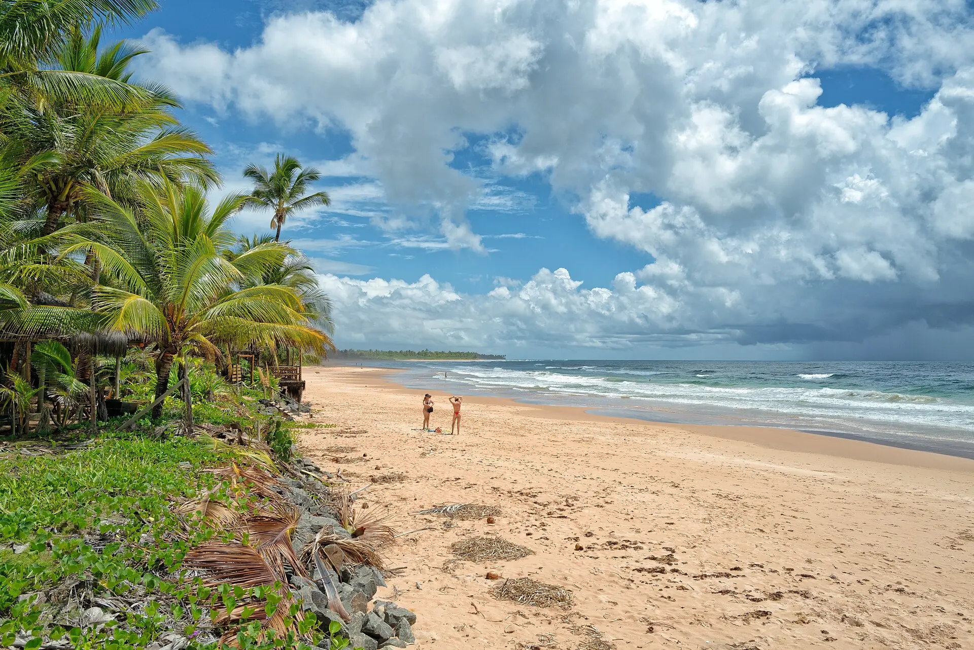 Praia da Península de Maraú sob céu de nuvens
