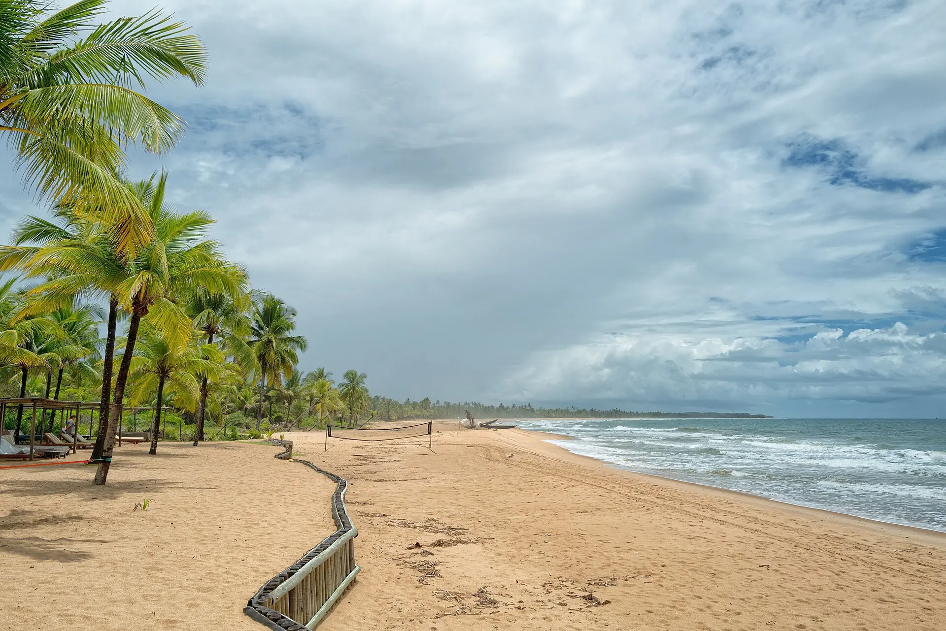 Praia de Maraú com coqueiros e mar